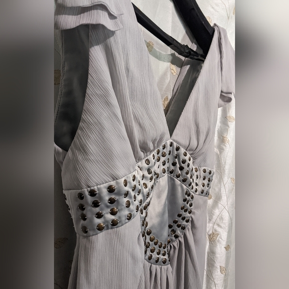 Flowy layered chiffon flutter sleeved top by BCBG SZ 8 in EUC - Picture 3 of 7